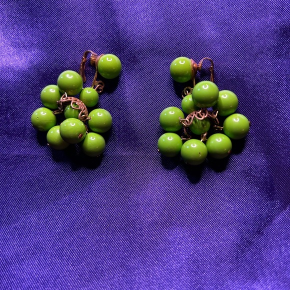 VTG unbranded Lime Green Plastic Bead Clip earrings. - Picture 2 of 6
